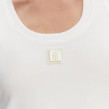 Top a costine con logo patch bianco