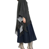 Poncho con logo e frange grigio