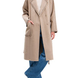 Cappotto con borchie beige