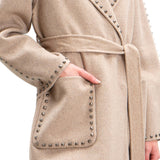 Cappotto con borchie beige