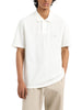polo-con-logo-etichetta-sul-petto-bianco