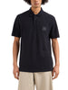 polo-con-logo-etichetta-sul-petto-blu