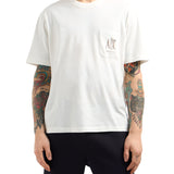 T-shirt con tasca sul petto e logo ricamato bianco