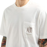 T-shirt con tasca sul petto e logo ricamato bianco