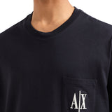 T-shirt con tasca sul petto e logo ricamato blu
