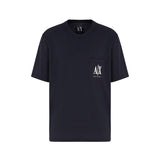 T-shirt con tasca sul petto e logo ricamato blu