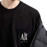 T-shirt con tasca sul petto e logo ricamato nero