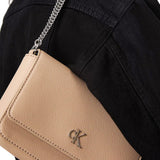 Borsa con tracolla a catena monogram beige