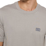 T-shirt manica corta badge logo sul petto grigio