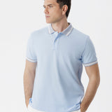 Polo con dettagli a contrasto celeste