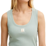 Top a costine con logo patch salvia