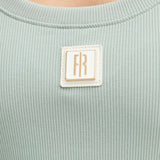 Top a costine con logo patch salvia