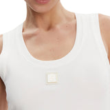 Top a costine con logo patch bianco