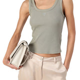 Top a costine con logo triangolo strass verde