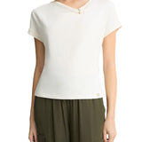 T-shirt con scollo asimetrico e dettaglio gioiello bianco