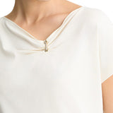 T-shirt con scollo asimetrico e dettaglio gioiello bianco