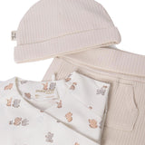 Set t-shirt, pantaloni e cappellino naturale