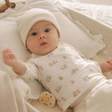 Set t-shirt, pantaloni e cappellino naturale