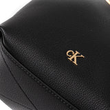 Borsa a secchiello Calvin Klein con tracolla a catena nero