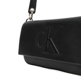 Borsa a spalla pouch25 Calvin Klein con logo in rilievo nero
