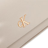Borsa a spalla minimal con logo Calvin Klein monogram beige