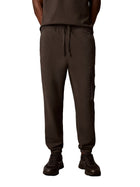 Pantaloni Calvin Klein Jeans uomo jogger con badge fumo
