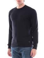 Maglia Guess uomo Merton girocollo con logo vicino al fondo blu