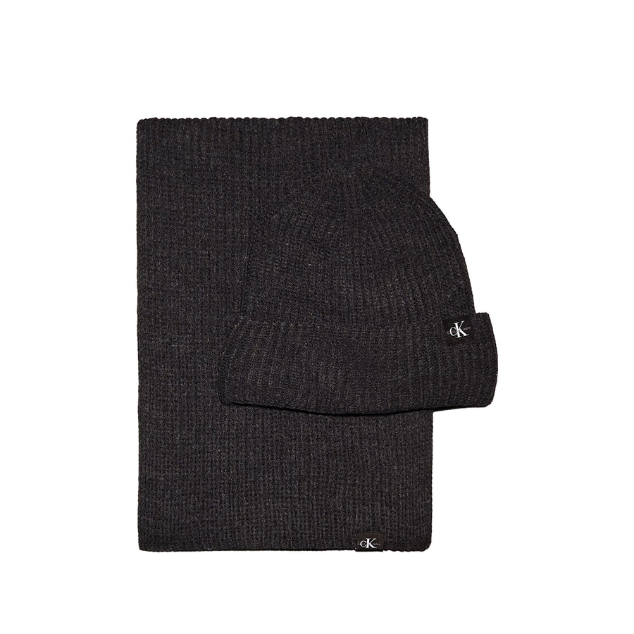 Set cappello e sciarpa in maglia a coste nero