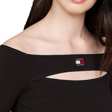 Top con spalle scoperte e distintivo nero